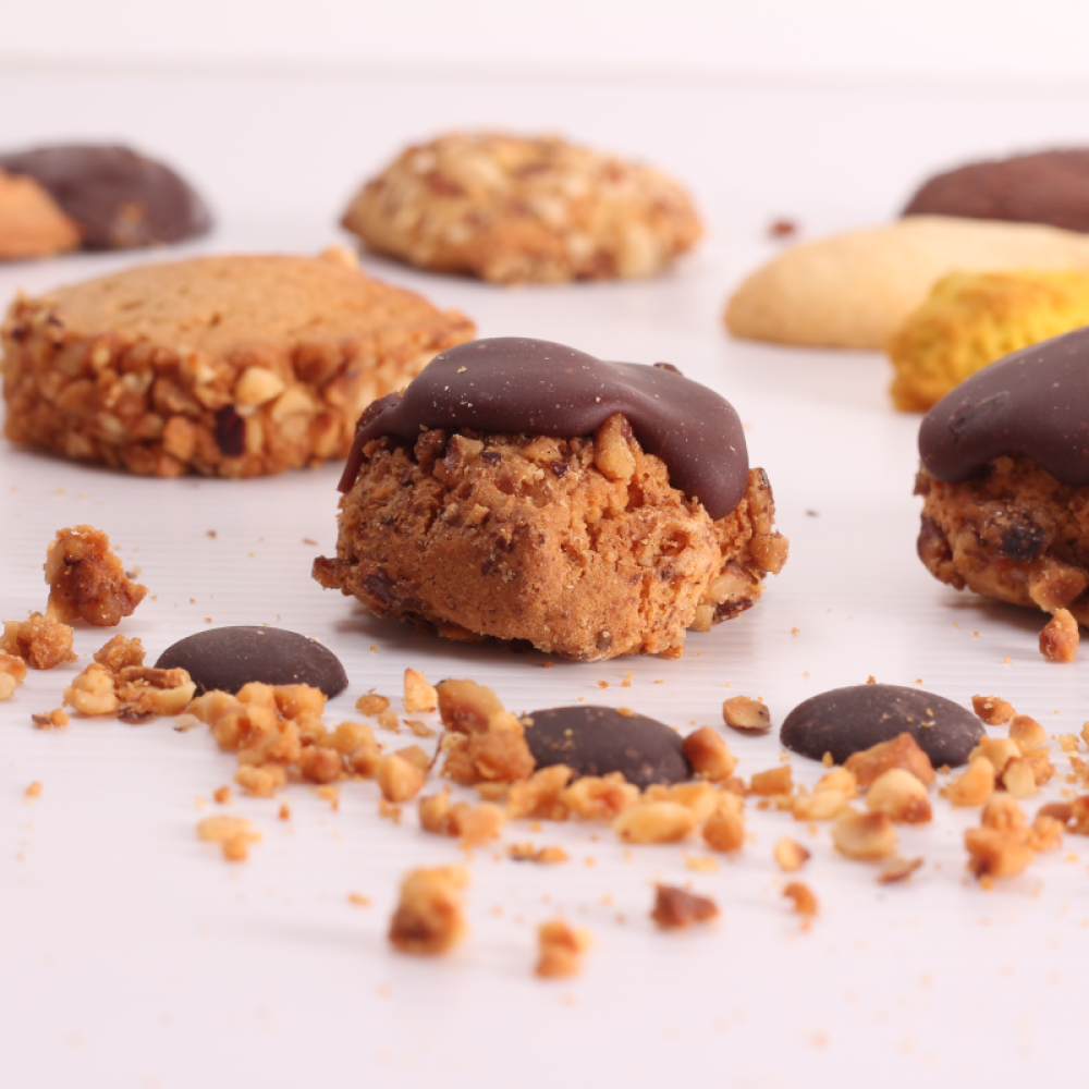 Boîte de biscuits aux noix et au chocolat 